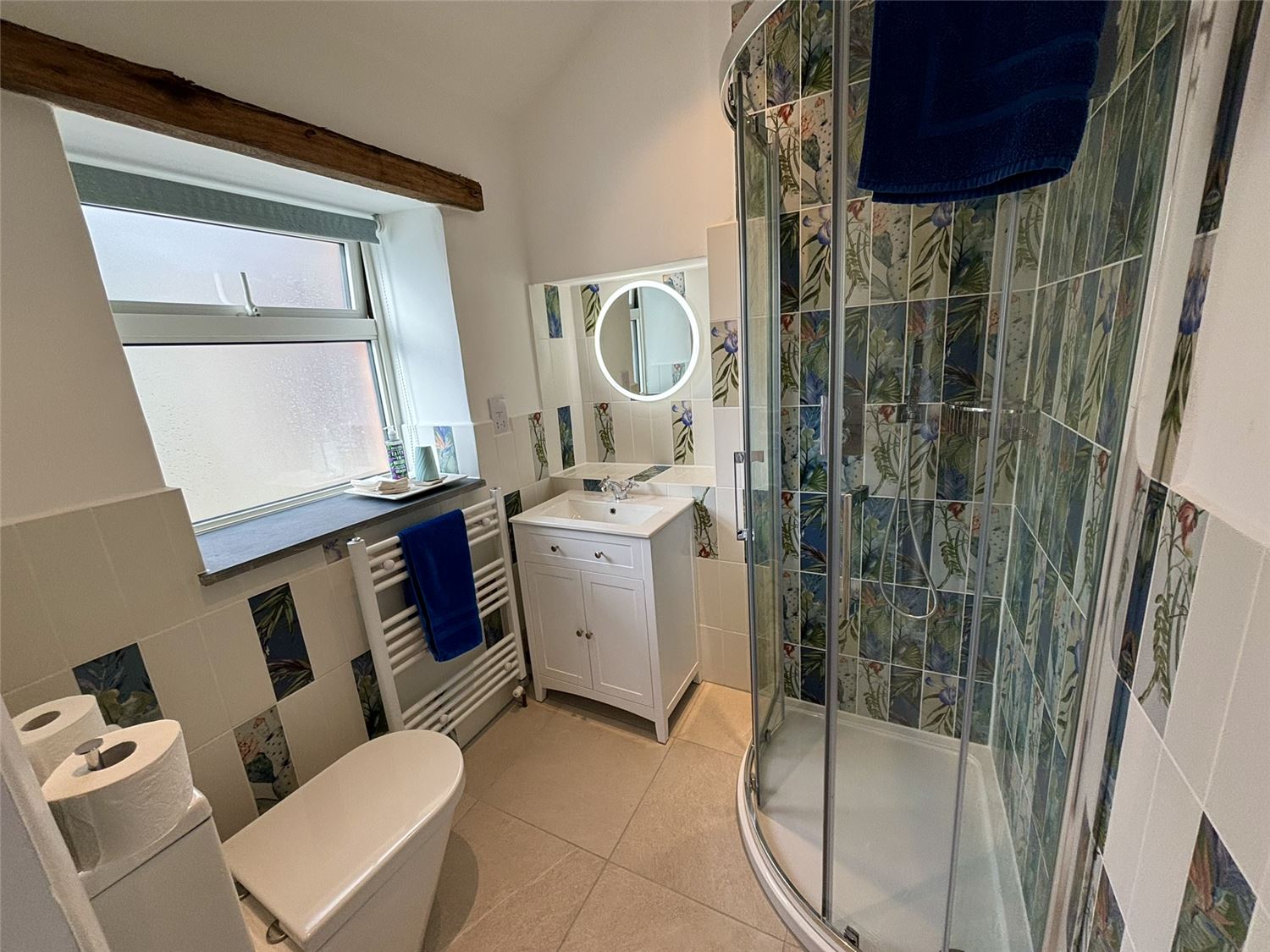 Seaberry cottage has a lovely, bright and funky bathroom. Cornwall holiday accommodation
