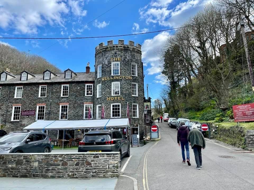 The Wellington Hotel, Boscastle, serves good quality traditional food