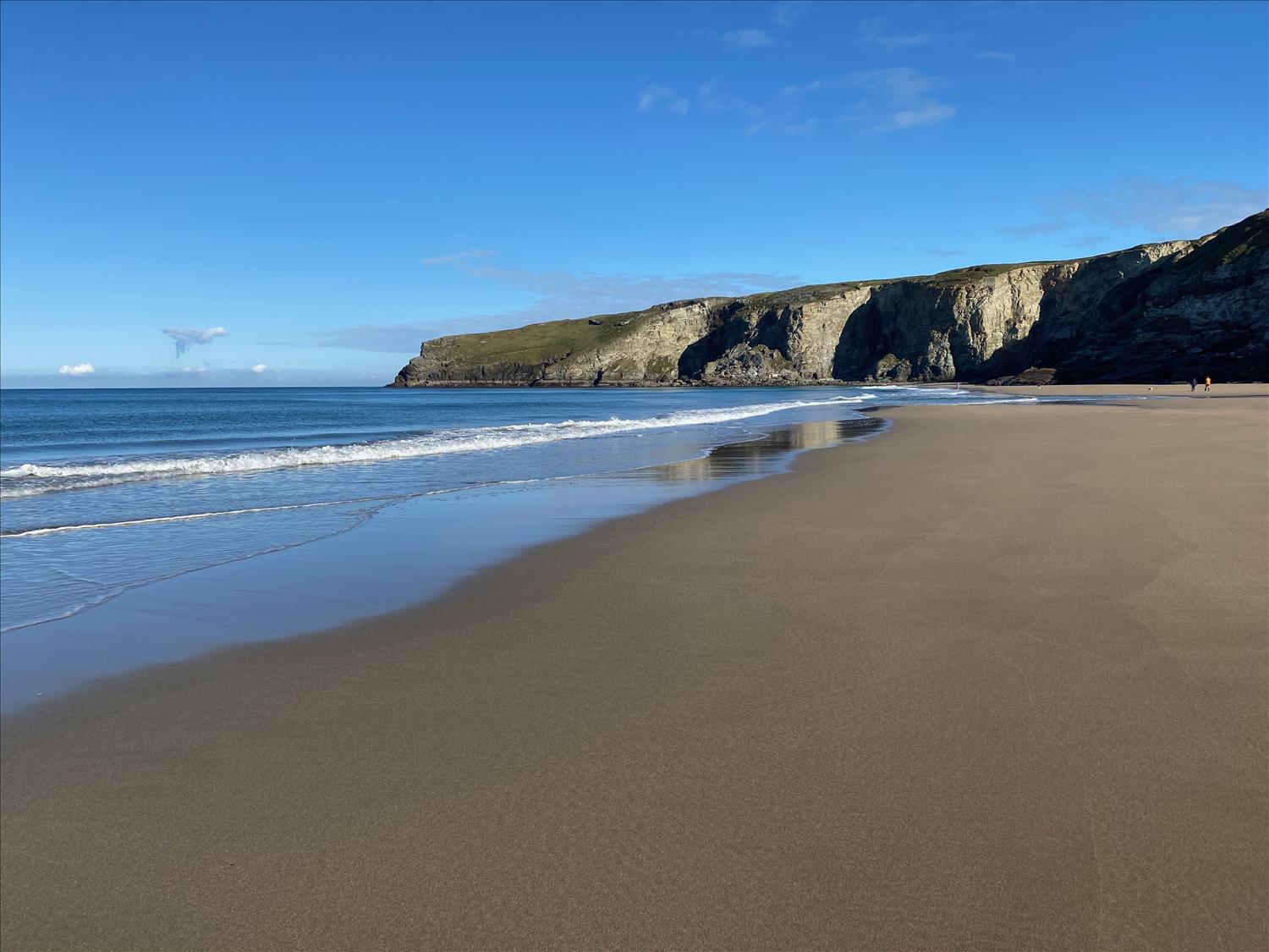 A practically deserted Trebarwith Strand beach on a clear October morning