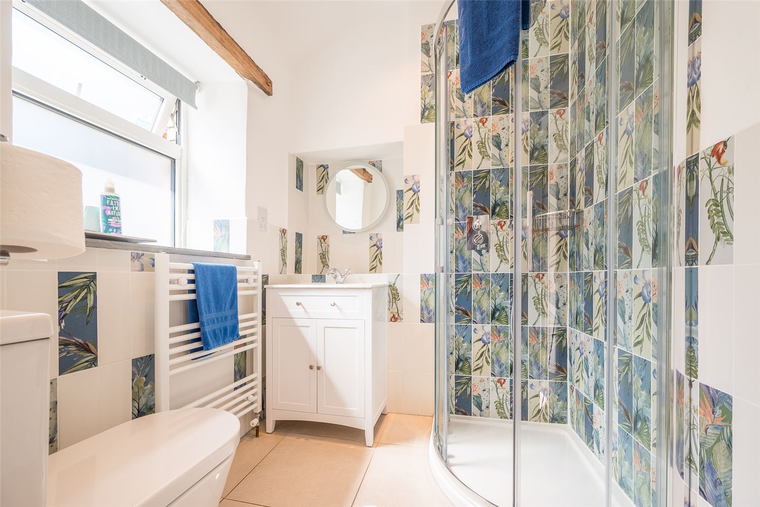 Seaberry cottage has a lovely, bright and funky bathroom. Cornwall holiday accommodation